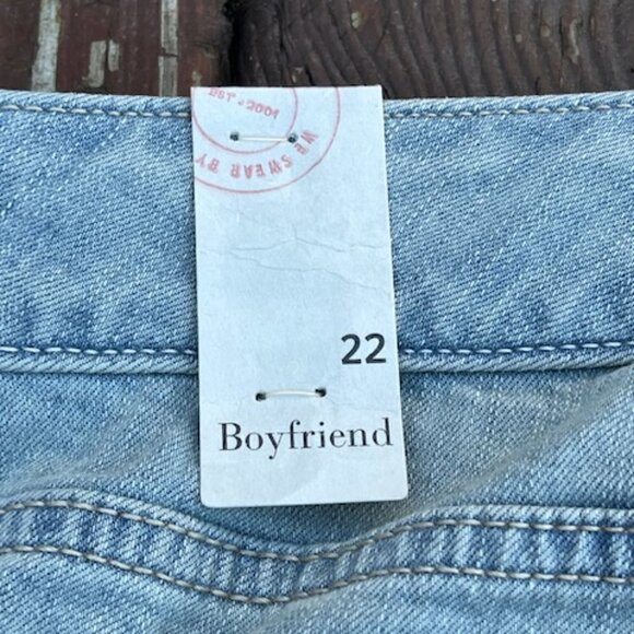 Torrid NWT Boyfriend Bermuda Denim Shorts Light Wash with Destruction Plus Sz 22 - Picture 15 of 16